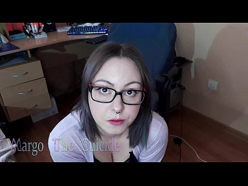 ❤️ Kynþokkafull stelpa með gleraugu sýgur dildó djúpt á myndavélinni ❤️❌ Frábært klám hjá okkur ☑