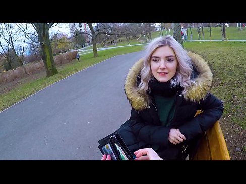 ❤️ Gleypir heitt ásamt ókunnugra fyrir peninga - blástur í garðinum eftir Evu Elfie ❤️❌ Frábært klám hjá okkur ☑